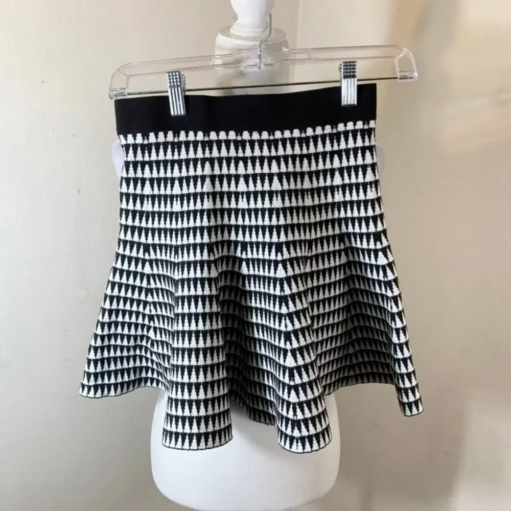 FOREVER 21 Women's Skirt Black and Whith size S cute Hounds tooth circle skirt